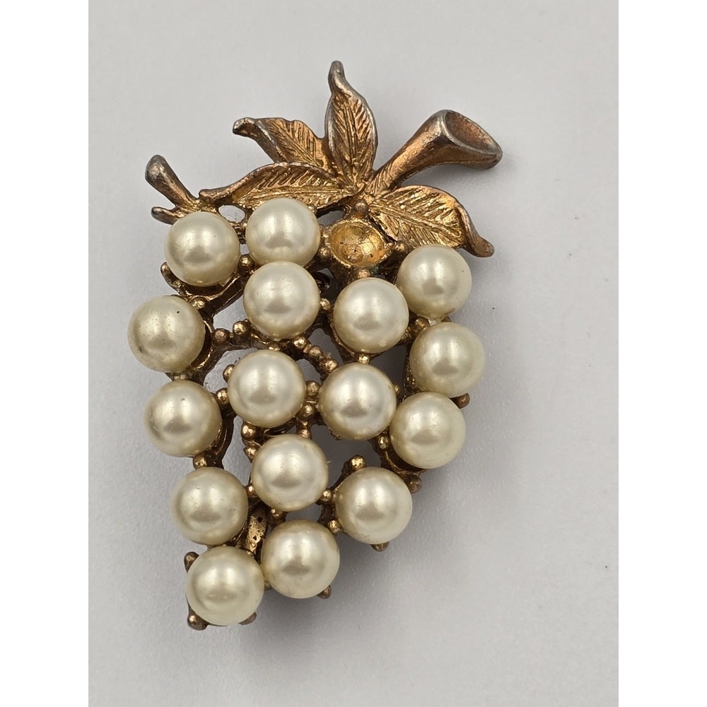 Vintage Faux Pearl Grape Cluster‎ Brooch Pin Gold Tone Mid-Century Fashion